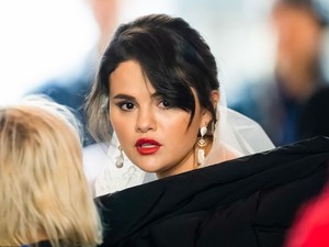 Dobj el mindent, Selena Gomezt esküvői ruhában fotózták le