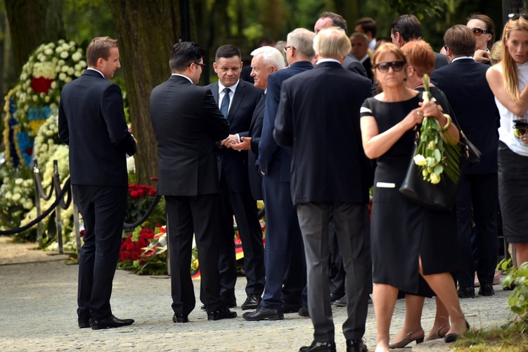 Lider SLD Leszek Miller przybył na Cmentarz Jeżycki w Poznaniu