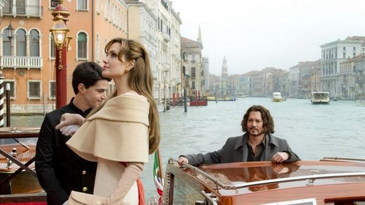 Johnny Depp i Angelina Jolie - ten duet gwarantuje sukces medialny oraz finansowy. Niemiecki reżyser Florian Henckel von Donnersmarck miał sprawić, że o filmie "Turysta" również dobrze napiszemy.
