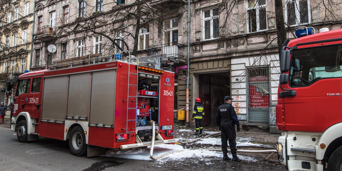 Pożar kamienicy przy Sosnowej w Łodzi. Ewakuacja mieszkańców. Ranny mężczyzna. Straż pożarna: zaprószenie