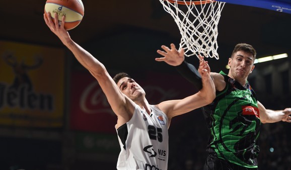 Rade Zagorac polaže pored igrača Olimpije