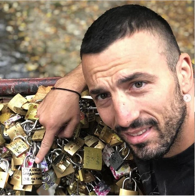 Čije to ime stoji na katancu pored Stanijinog? Ona u Eliti pretresa vezu sa Alibabom, dok on spominje druga dva muškarca, Maja četvrtog, a peti zauvek ispisan na čeliku!