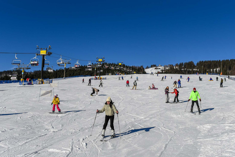 Stok narciarski na Polanie Szymoszkowej w Zakopanem - pierwszy dzień ferii zimowych 2022 r. 