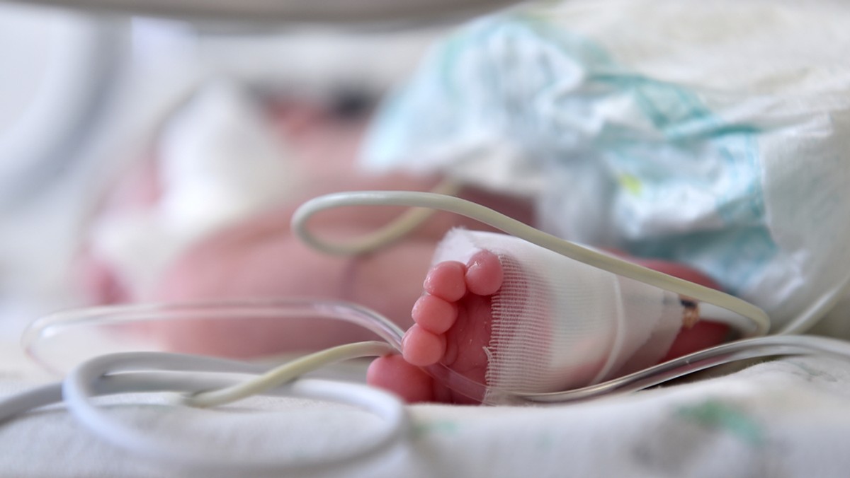 Coraz częściej rodzice dzieci, które trafiły do szpitala, skarżą się na warunki pobytu na oddziale razem z dzieckiem. Wciąż w wielu placówkach nie ma zapewnionych warunków do całodobowego pobytu rodziców z dzieckiem. Jednocześnie lekarze podkreślają, że w czasie hospitalizacji niezwykle ważna jest obecność i bliskość rodzica, która ma duży wpływ na szybszy proces zdrowienia małych pacjentów. Dlatego rodzice i szpitale biorą sprawy w swoje ręce i zaczynają działać. Z ich inicjatywy w Chorzowskim Centrum Pediatrii i Onkologii, już 6 grudnia powstanie 38. EMOstrefa, w ramach której placówka otrzyma dodatkowe leżanki dla rodziców.