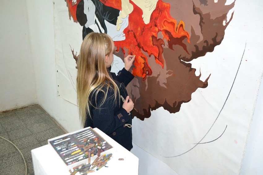 Posetioci su imali priliku da ulepšavaju kredama slike na platnu