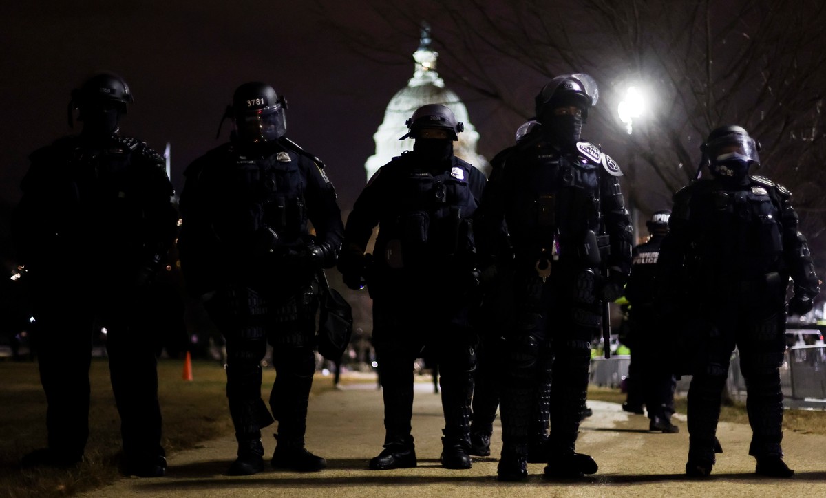 Funkcjonariusze policji na ulicach Waszyngtonu