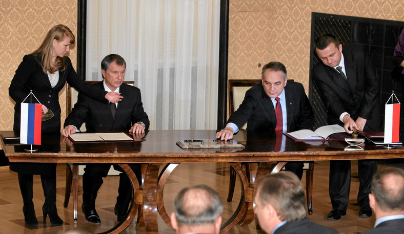 Wicepremier, minister gospodarki Waldemar Pawlak i wicepremier Rosji Igor Sieczyn podpisują wspólną umowę na dostawę gazu z Rosji do Polski, 2010 r.