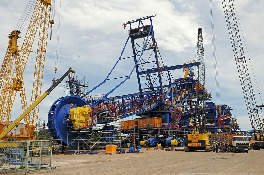 Novi bager na montažnom placu EPS