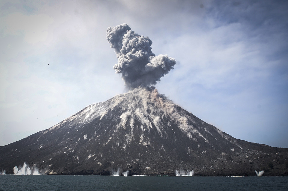 Piątkowa erupcja wulkanu Anak Krakatau