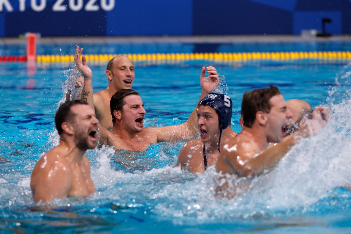 Piłkarze wodni Serbii celebrujący zwycięstwo w finale z Grecją