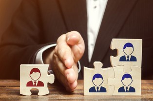 Przychody w dół, bankierzy tracą pracę