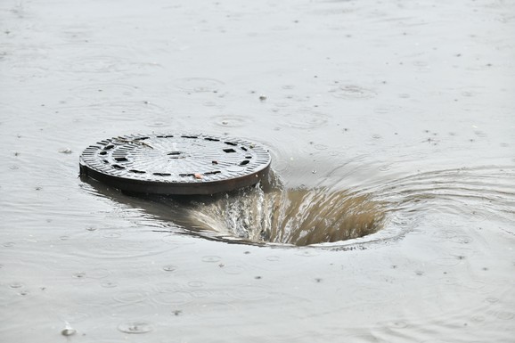KIŠA IZAZVALA POPLAVE U DUBROVNIKU Ulice pod vodom, automobili se probijaju kroz bujicu