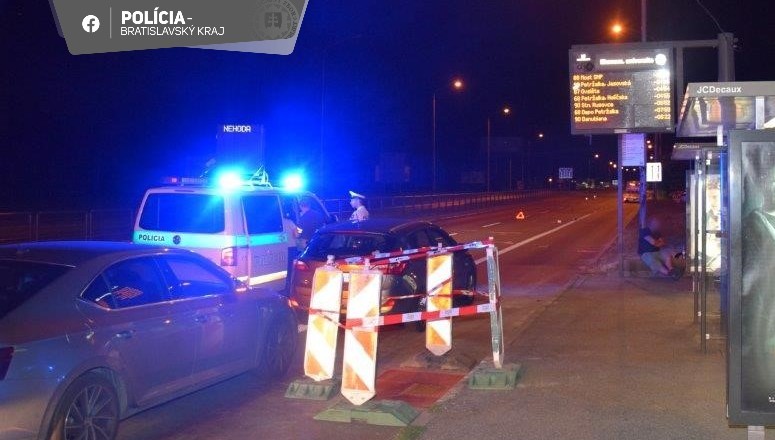 Chodec zomrel v Bratislave po zrážke s autom, šiel mimo priechodu.