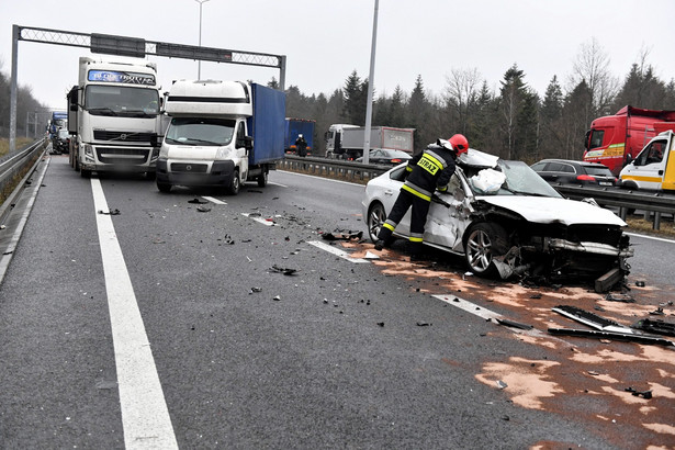 Zderzenie 16 samochodów na drodze ekspresowej S7 w Wiśniówce koło Kielc