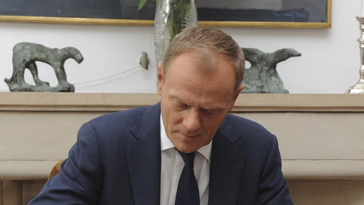 Premier Donald Tusk mówił w Sejmie, że obecna ekipa rządząca musiała w kwestii rozbudowy infrastruktury naprawić wiele błędów poprzedników. Podczas debaty w sprawie odwołania ministra Cezarego Grabarczyka zaznaczył, że wiele umów na rozbudowę, podpisanych za rządów PiS było skonstruowanych źle i niekorzystne. - Nasi poprzednicy zaplątali (na autostradzie A1 - red.) taki węzeł prawny, którego podstawą jest wrodzona, chorobliwa nieufność PiS - mówił premier.