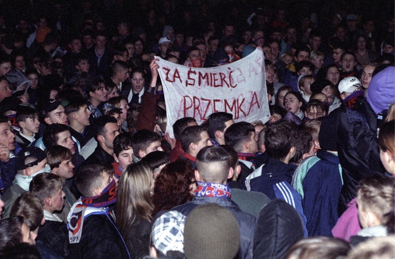  Zamieszki uliczne w Słupsku po śmiertelnym pobiciu Przemka Czai