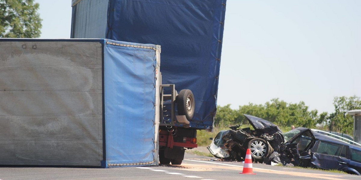 Naczepa ciężarówki przewróciła się w poprzek krajowej „trójki”