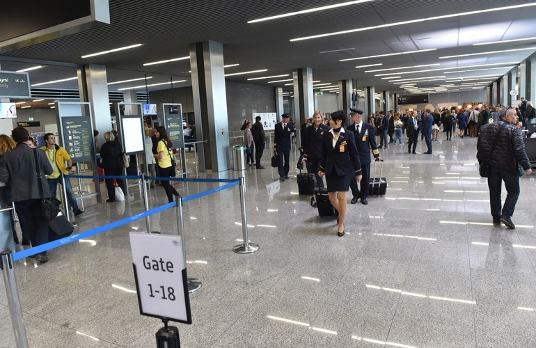 Od dzisiejszego poranka pasażerowie zarówno lotów krajowych, jak i międzynarodowych mogą korzystać z nowej części terminalu pasażerskiego Kraków Airport. Oddanie obiektu kończy pierwszy, kluczowy etap inwestycji Landside, obejmującej rozbudowę i modernizację terminalu pasażerskiego, przebudowę wewnętrznego układu komunikacyjnego oraz budowę przystanku kolejowego wraz z kładką łączącą go z terminalem. <br><br> (jb/cat) PAP/Jacek Bednarczyk