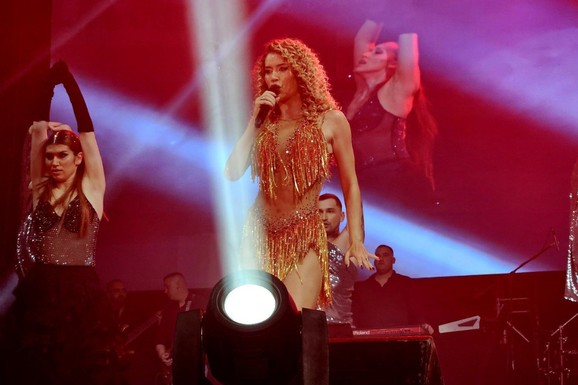 VRELI PLES TEE TAIROVIĆ RASPAMETIO PUBLIKU Skače bosa na bini, pa u kostimu sa resama zamešala kukovima (Video)