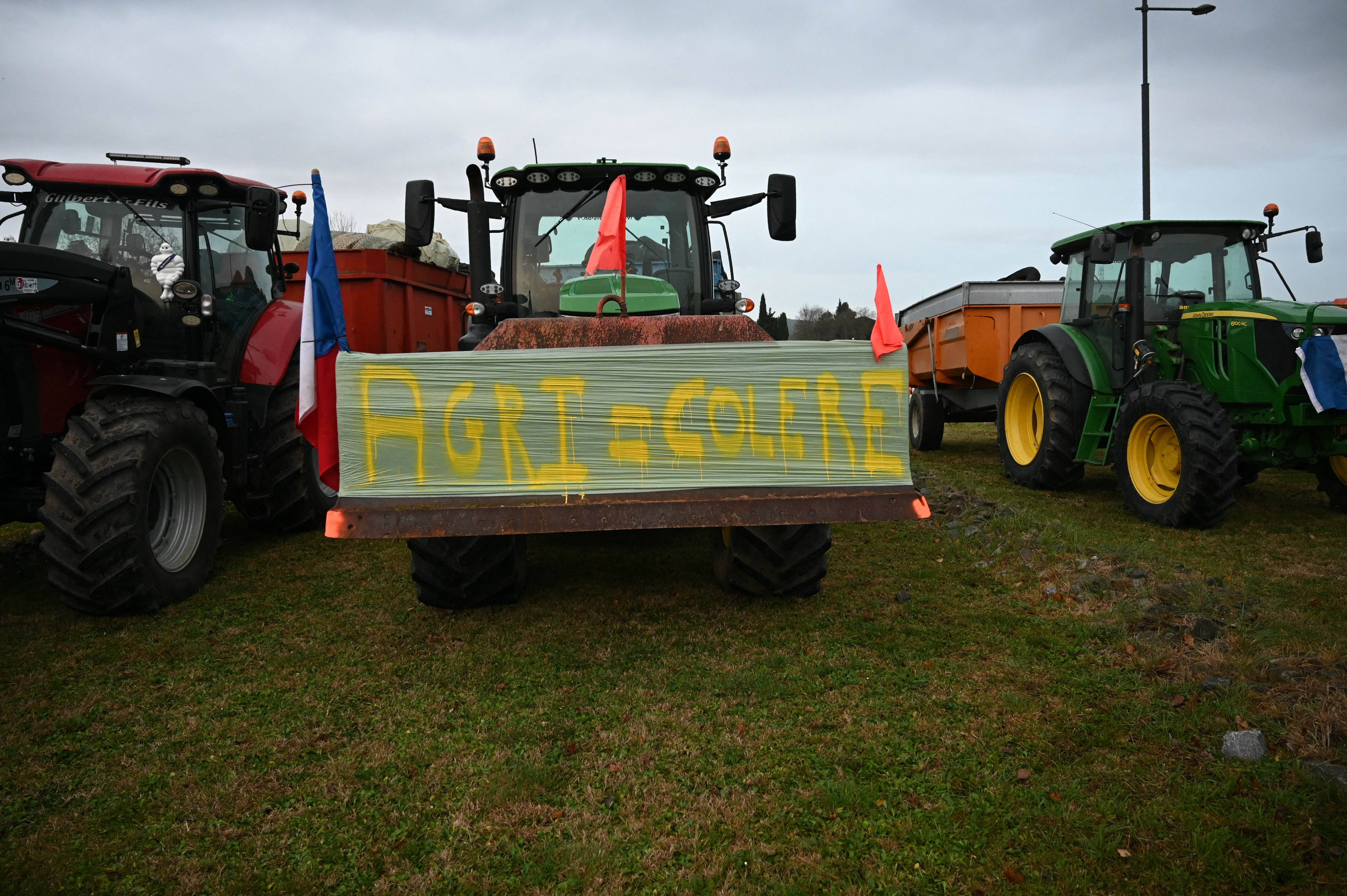 Tracteurs sur l'A9: les agriculteurs dénoncent une 'rupture totale' avec l'État
