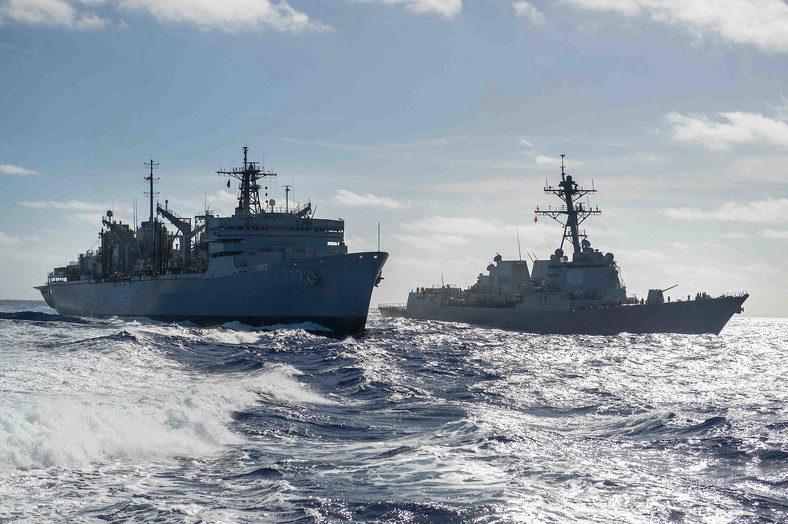 USS Stockdale uzupełniający środki z USNS Rainier