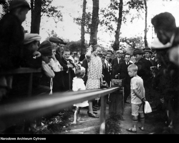 Wypoczynek w okolicach Warszawy - rok 1926 - zdjęcie pochodzi z archiwów Narodowego Archiwum Cyfrowego