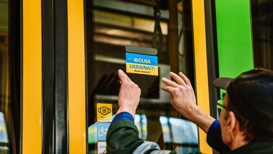 Tramwaj MPK Poznań z nalepką "Wolna Ukraina" w barwach ukraińskich fot. UMP