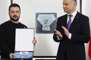 Wołodymyr Zełenski odbiera Order Orła Białego z rąk prezydenta Andrzeja Dudy