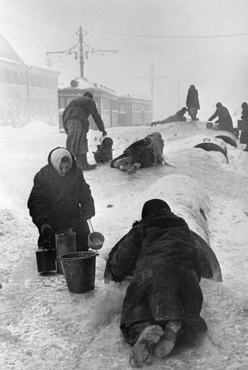 Mieszkańcy Leningradu wydobywają wodę ze zniszczonego wodociągu 