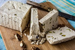 Chałwa - słodka przekąska i całkiem zdrowy deser? Jak zrobić ją w domu? [PRZEPIS]