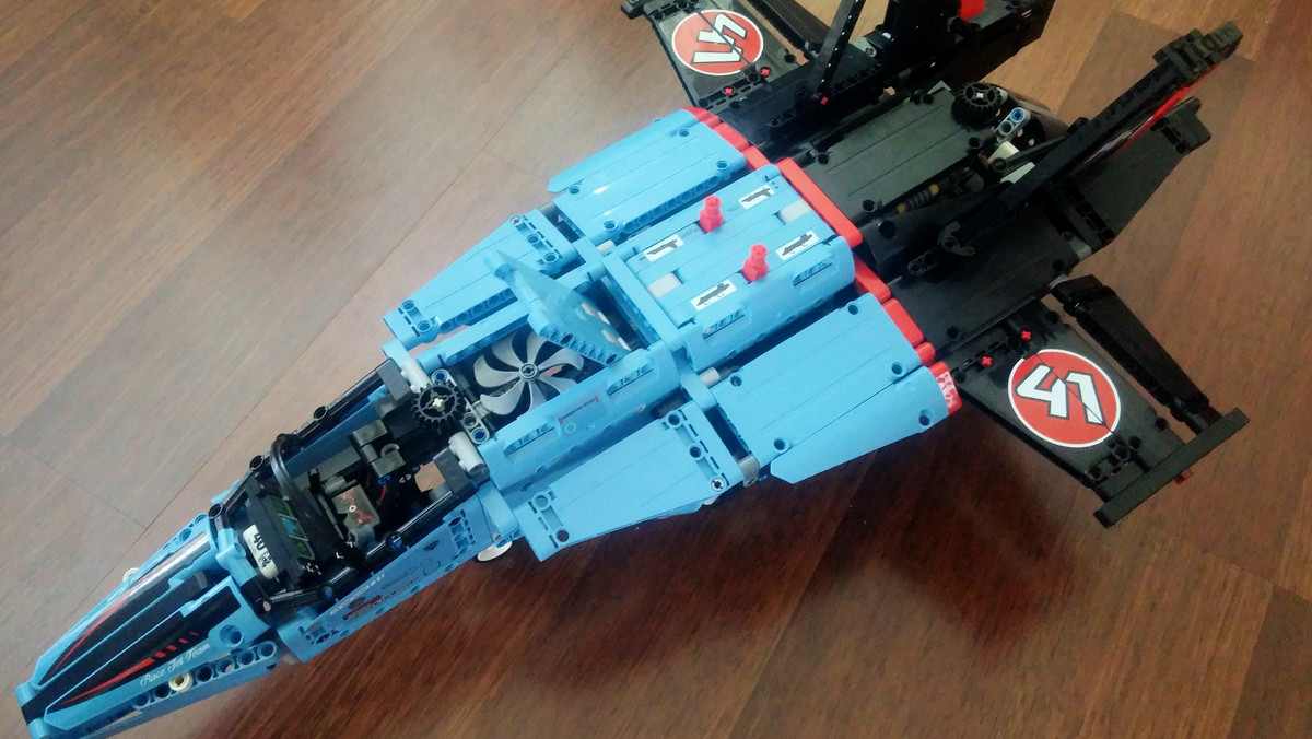 Seria LEGO Technic kończy w tym roku 40 lat. Z tej okazji Duńczycy przygotowali kilka nowych modeli do składania. Jednym z nich jest odrzutowiec wyposażony w silnik Power Functions, który swoją premierę miał w tym roku.