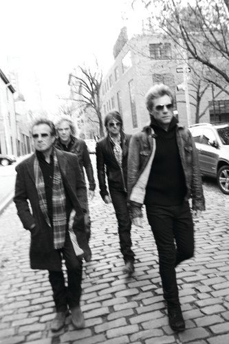 Bon Jovi na zdjęciach z sesji do 'What About Now'