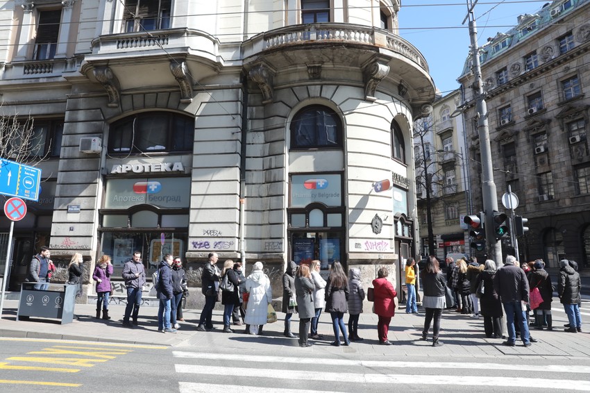 Kilometarski redovi ispred apoteka u prvom talasu pandemije korona virusa