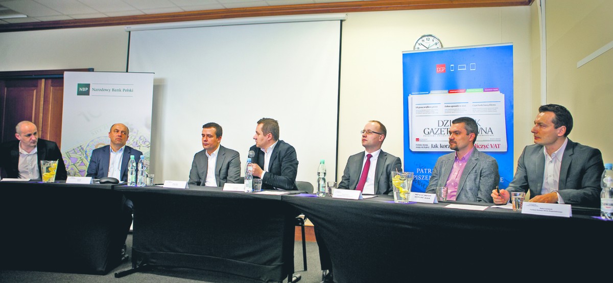 Od lewej: Jacek Uryniuk, dziennikarz Dziennika Gazety Prawnej; Piotr Waś, country manager na Polskę, Węgry i kraje bałtyckie Ingenico; Damian Zapłata, prezes zarządu First Data Polska; Jakub Kiwior, dyrektor ds. rozwoju biznesu i marketingu Visa Europe; Tomasz Koźliński, ekspert z Departamentu Systemu Płatniczego NBP; Krzysztof Drzyzga, Senior Business Leader Emerging Products HGEM region, MasterCard Europe; Robert Łaniewski, prezes Fundacji Rozwoju Obrotu Bezgotówkowego