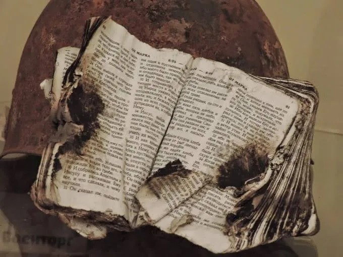 Spalona Biblia - dzięki niej Hubert zaczął tworzyć ikony dla ukraińskich żołnierzy
