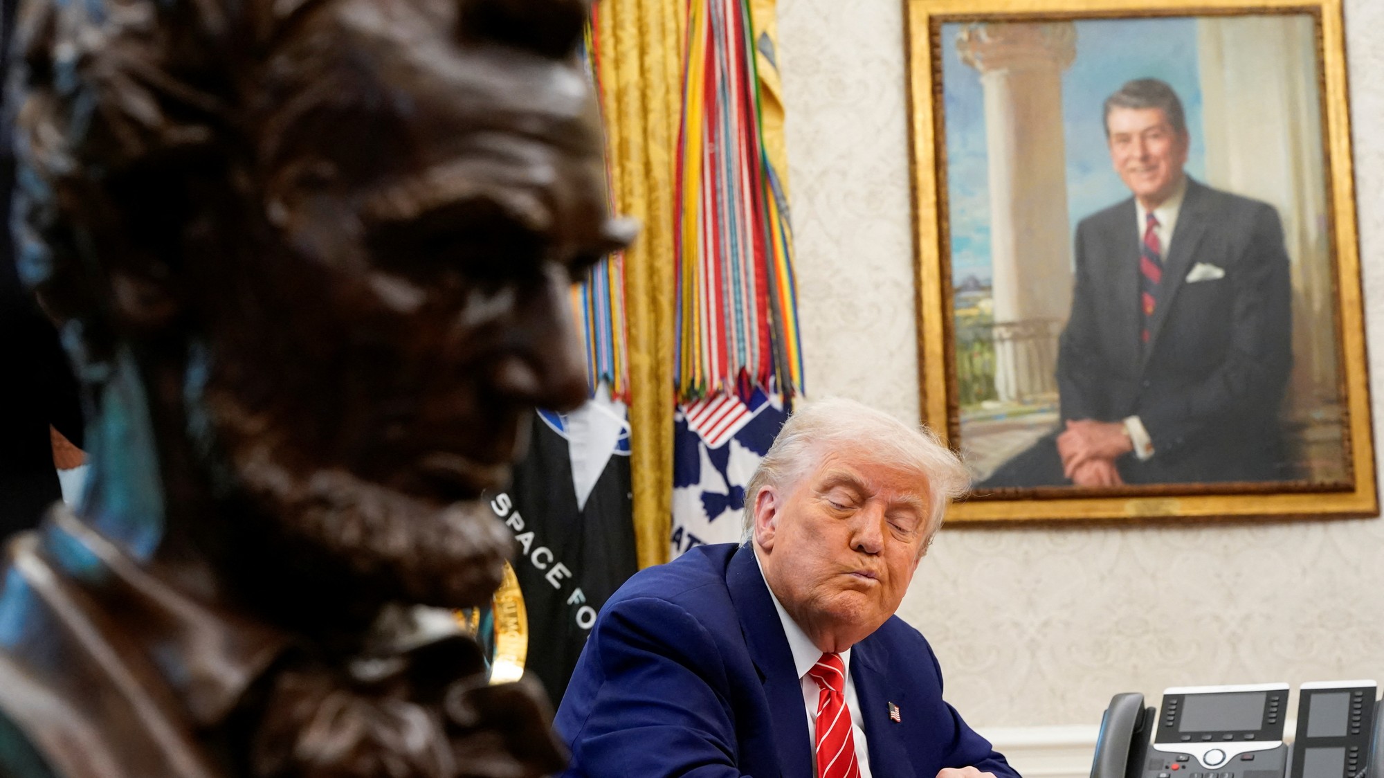 Donald Trump v Oválnej pracovni