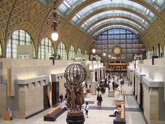 <strong>Musée d’Orsay</strong>
<br></br>
Muzeum mieści się w budynku dawnego dworca kolejowego. Obok malarstwa i rzeźby prezentowane są tutaj także dzieła sztuki użytkowej, fotografii i grafiki, a także rysunki, projekty i modele budynków. Odwiedzający mogą tu podziwiać przede wszystkim dzieła malarzy impresjonistów i postimpresjonistów, takich jak: Paul Cézanne, Edgar Degas, Paul Gauguin, Édouard Manet, Claude Monet, Camille Pissarro, Auguste Renoir, Georges Seurat, Henri de Toulouse-Lautrec czy wreszcie słynnego Vincenta van Gogha.