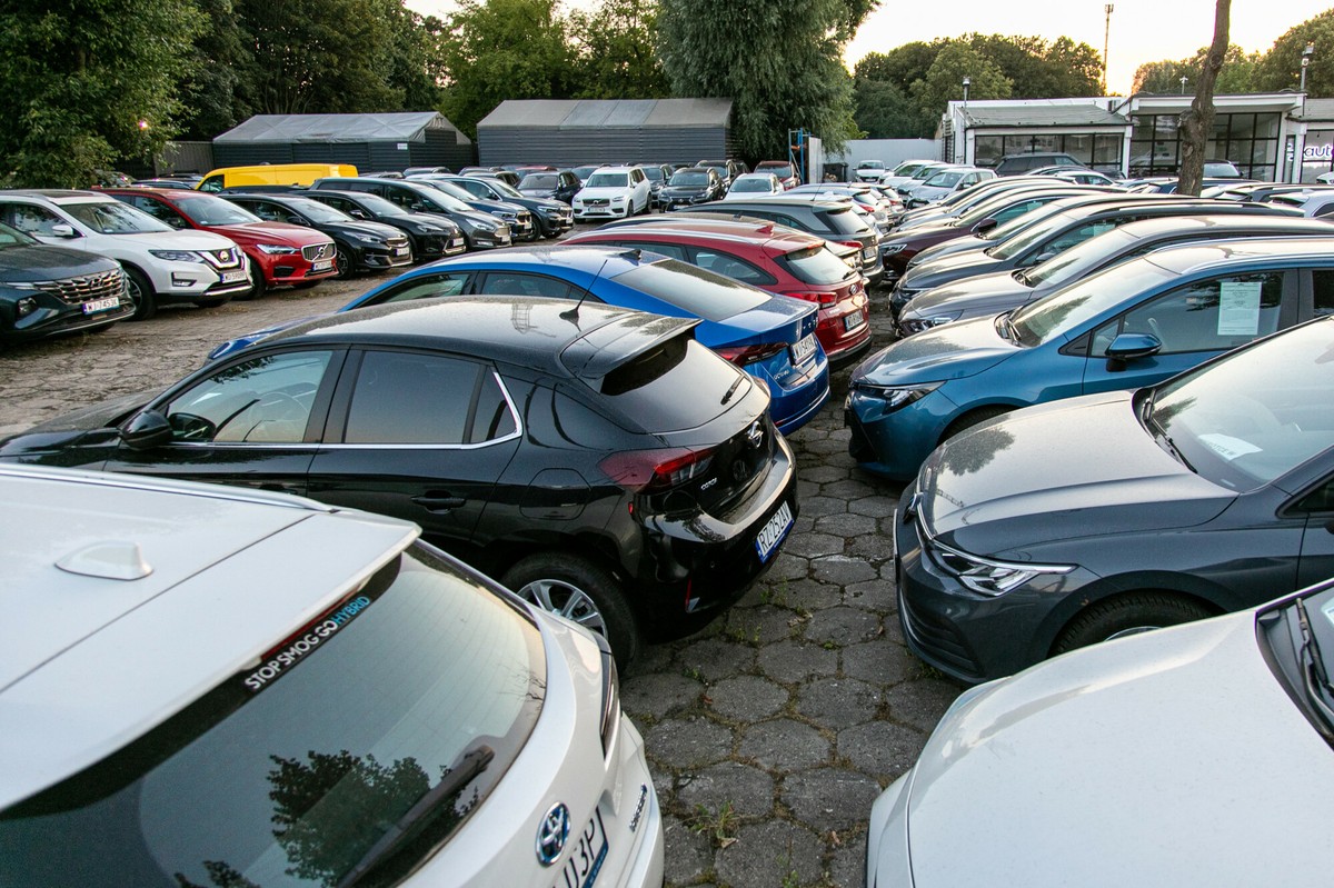 Import używanych aut przez Polaków. Dominuje jeden kraj