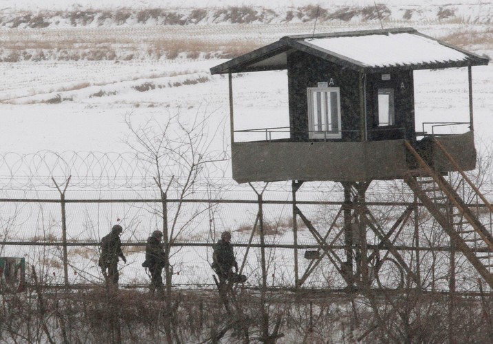 Granica z Koreą Północną. Żołnierze południowokoreańscy obsadzają placówkę                 wkę
