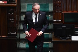 Sienkiewicz zostaje na stanowisku. Fiasko PiS w głosowaniu