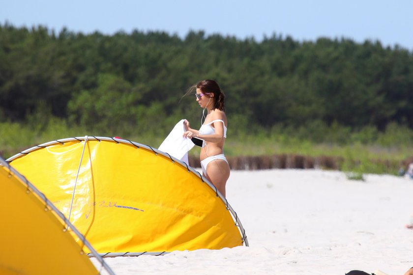 Julia Wieniawa i Antek Królikowski na plaży w Juracie