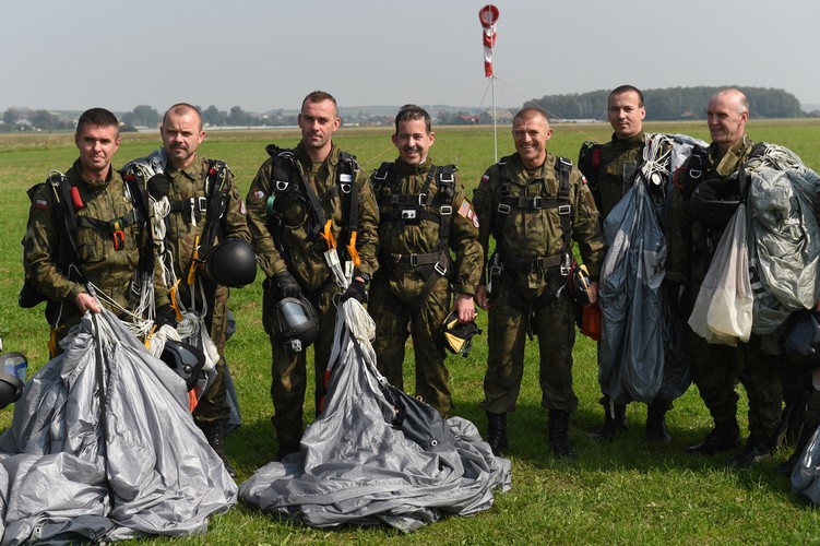 Ambasador USA skoczył na spadochronie