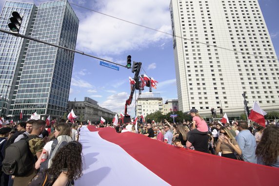 Tłum na rondzie Dmowskiego