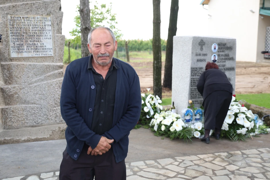 Potresne scene kod spomenika 