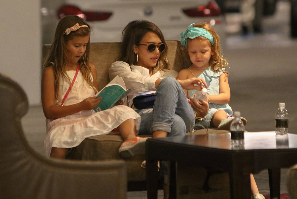 Piękna Jessica Alba z córkami