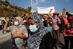 Setki migrantów protestowały na Lesbos. Grecka policja użyła gazu