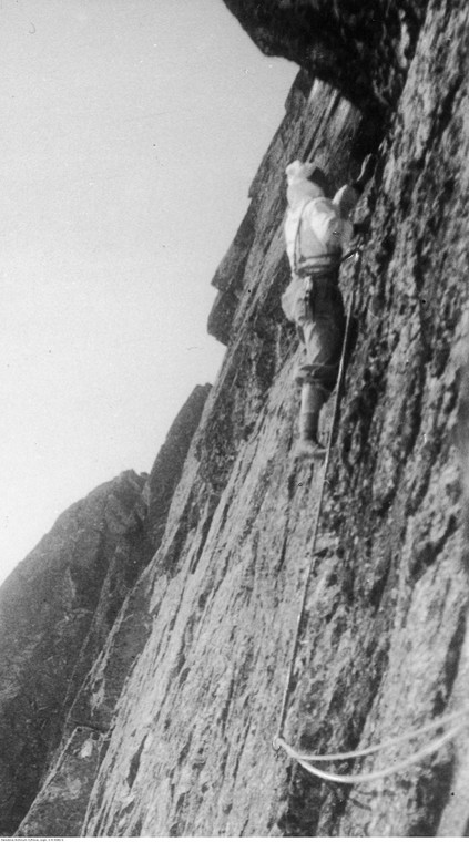 Taternik podczas wspinaczki na Zamarłą Turnię (1939)