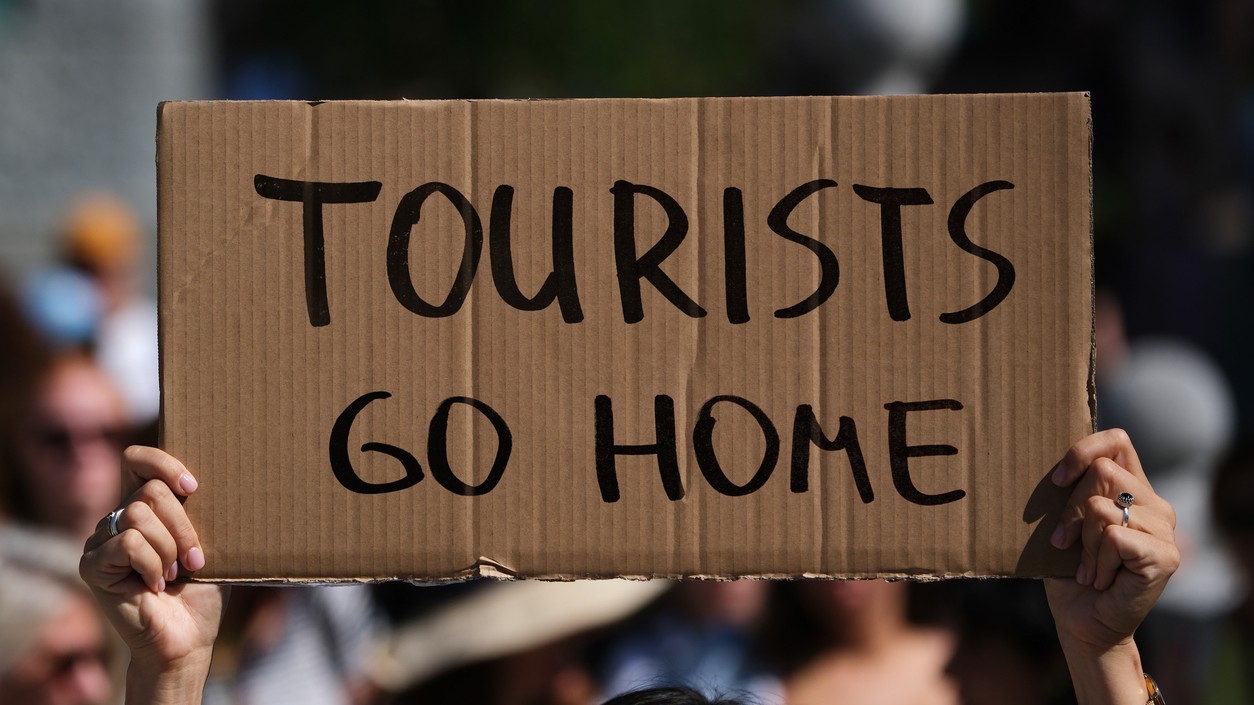 Masový turizmus zasiahol viaceré metropoly v Európe.