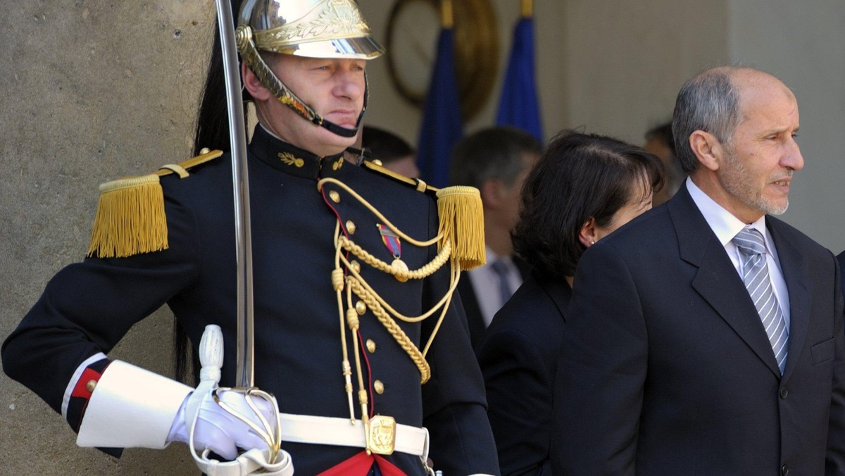 Prezydent Francji Nicolas Sarkozy obiecał przywódcy powstańczej Narodowej Rady Libijskiej Mustafie Abdelowi Dżalilowi nasilenie ataków powietrznych na siły libijskiego przywódcy Muammara Kaddafiego.