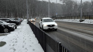 Śnieg na drogach. Wypadki i kolizje, liczne utrudnienia